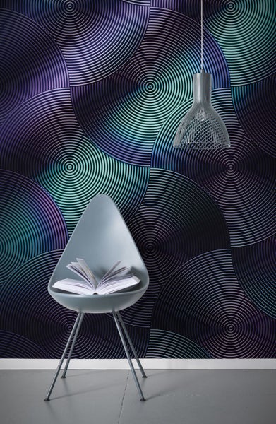 Dekoratives Zimmer mit einer gemusterten Tapete, einem Stuhl und einer Lampe.