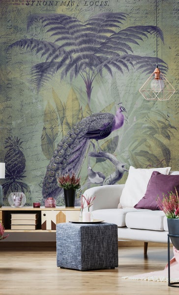 Modernes Wohnzimmer mit Vintage-Tapete mit Pfau und Farnen, weißem Sofa mit lila Kissen, strukturiertem Hocker und geometrischer Pendelleuchte.