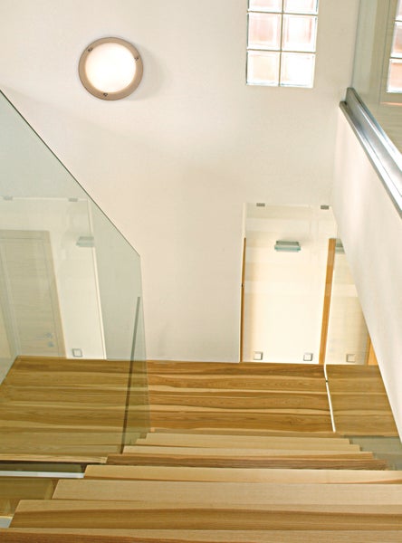 Innenaufnahme eines Treppenhauses mit einer runden Deckenleuchte