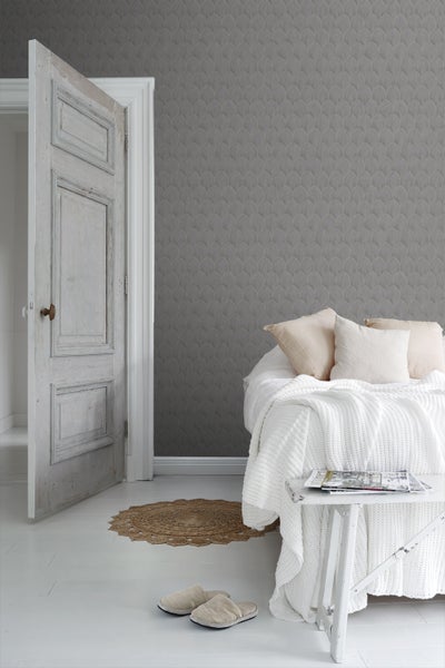 Glasvordach über einer Haustür mit Edelstahlhalterungen