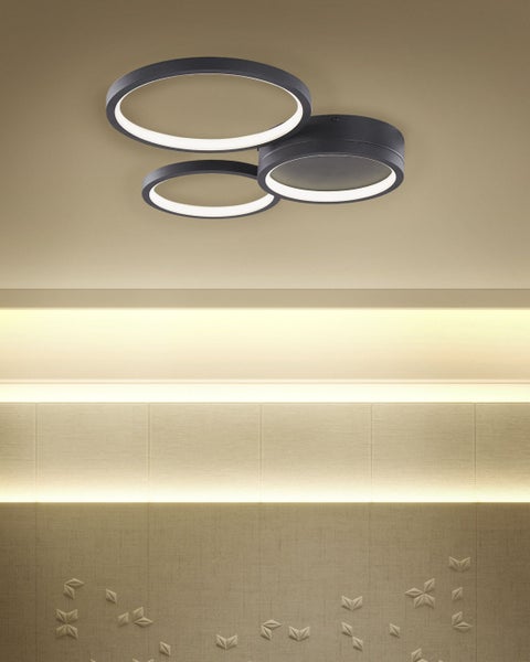 Moderne Deckenleuchte mit drei runden Lichtelementen.