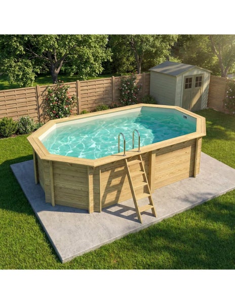 Aufstellpool aus Holz mit Leiter und Stahlrahmen im Garten