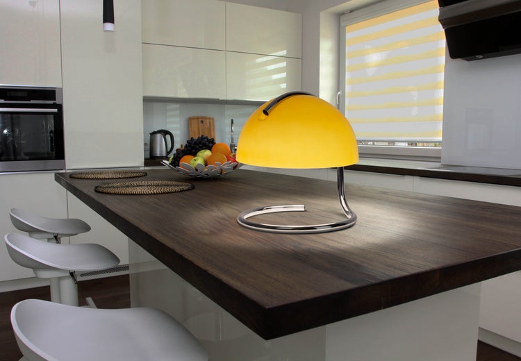 Helle, moderne Küche mit einer gelben Lampe auf der Arbeitsplatte
