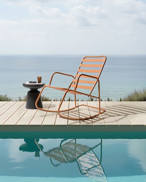 Esstischgruppe mit Klappstühlen im Außenbereich