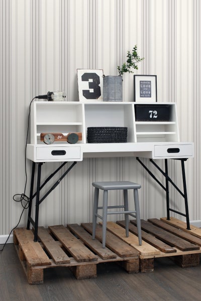 Weißer Schreibtisch mit schwarzem Gestell und grauem Hocker auf Holzpaletten