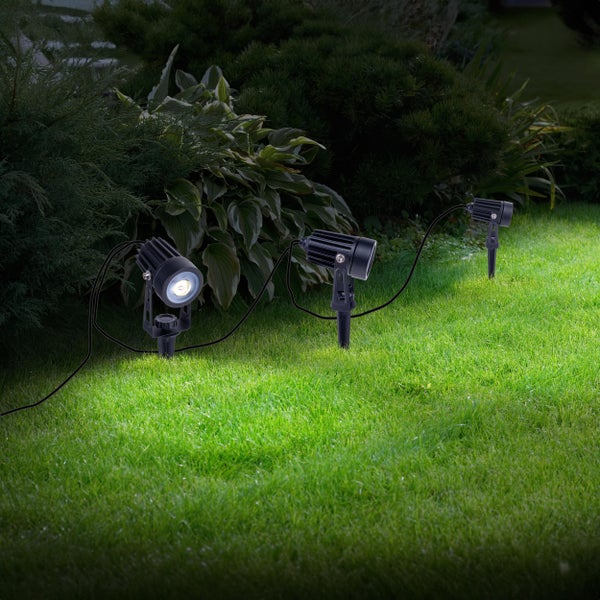 Abmessungen eines Solar-Gartenstrahler-Sets mit Erdspieß und 6000 mm Zuleitung.