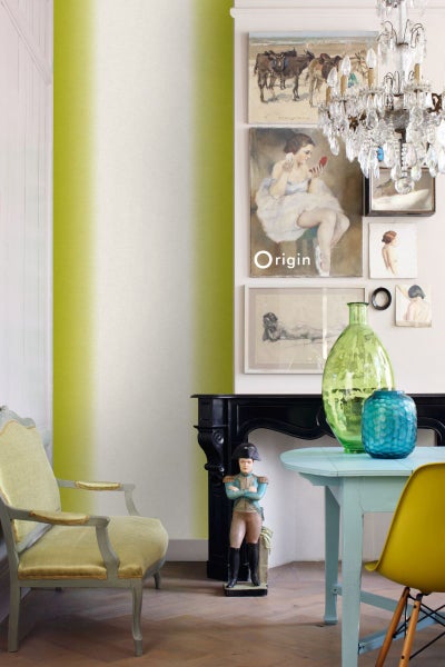 Wohnraum mit gestreifter Tapete, antikem Sessel, Kamin und Dekoration