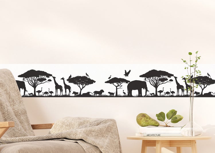 Wandbordüre mit Safari-Silhouetten von Elefanten, Giraffen und Savannenbäumen zur Wanddekoration.