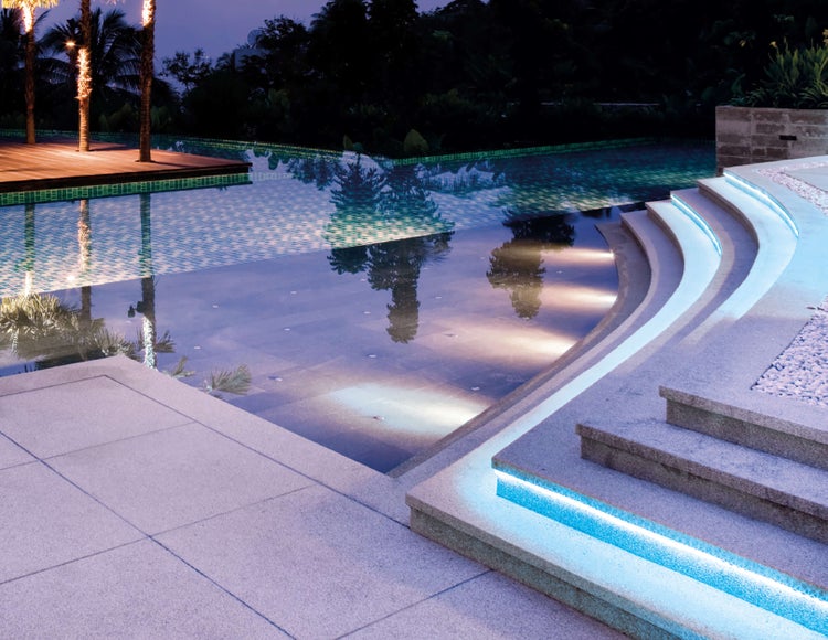 Schwimmbad mit Treppe und Beleuchtung