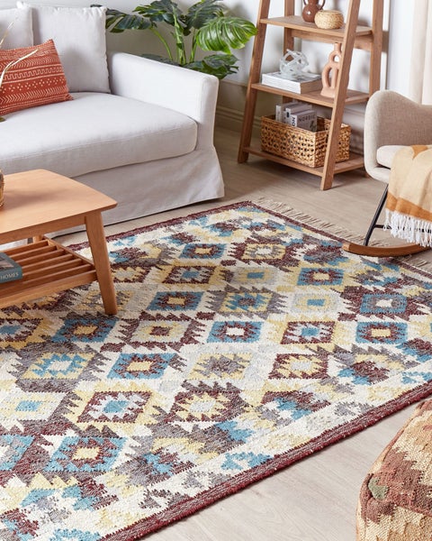 Teppich mit geometrischem Muster und Fransen