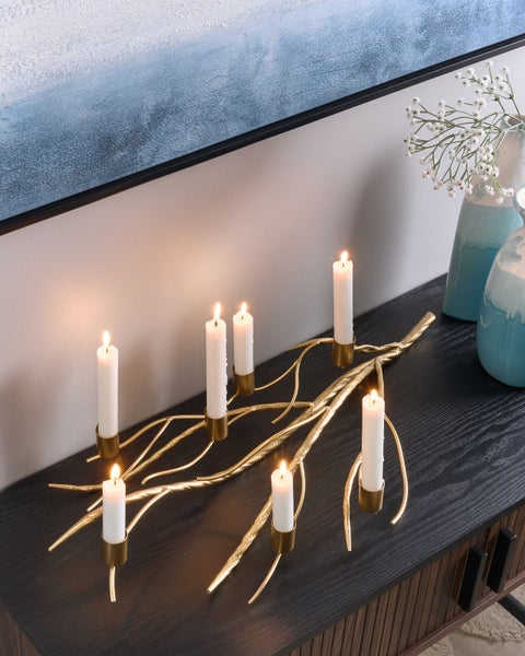 Dekorative Äste mit Kerzen auf einem Konsolentisch