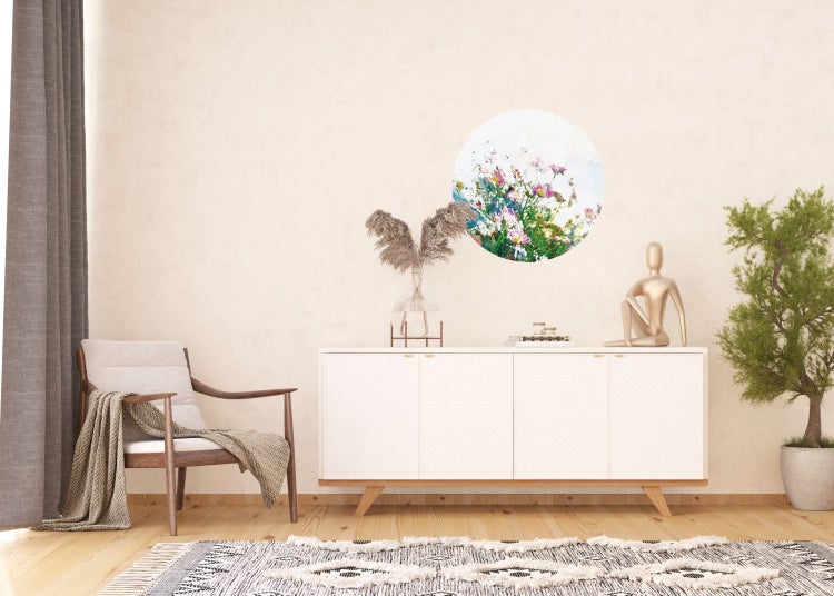 Wohnzimmer mit Kommode, Sessel, Teppich und Wandbild