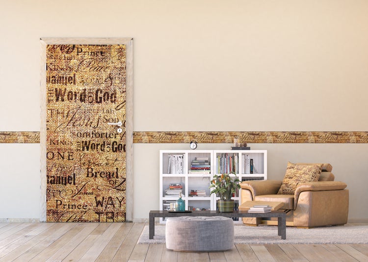 Wohnzimmer mit dekorierten Türen, Bordüren und Möbeln