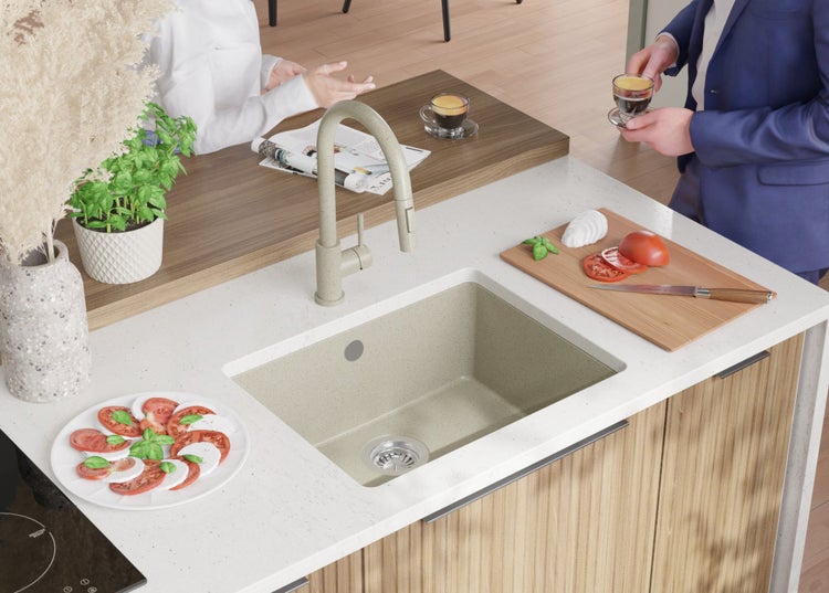 Küchenspüle mit Armatur, Arbeitsplatte, Speisen und zwei Personen