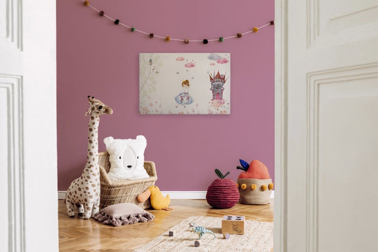 Wandbild mit Märchenmotiv in einem kindgerecht eingerichteten Spielzimmer mit Plüschtieren und Flechtkorb vor einer farbigen Wand.