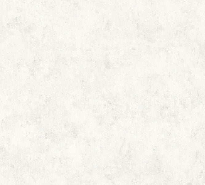 Dekorationselemente auf kleinem Tisch vor einer Wand