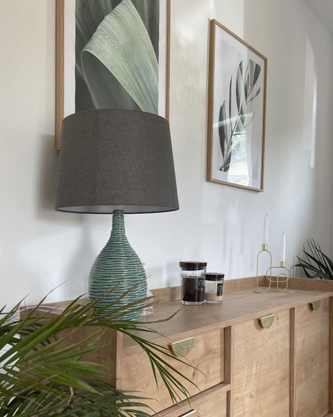Tischleuchte mit Stoffschirm und Keramikfuß