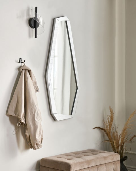 Flur mit Wandleuchte, Spiegel, Garderobenhaken, Jacke, Bank und dekorativem Gras