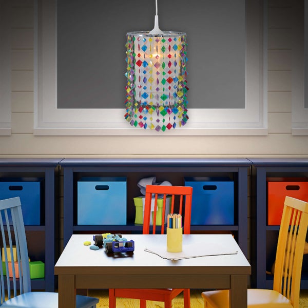 Wandleuchte über einer Holzbank mit Pflanzen vor einer Ziegelwand