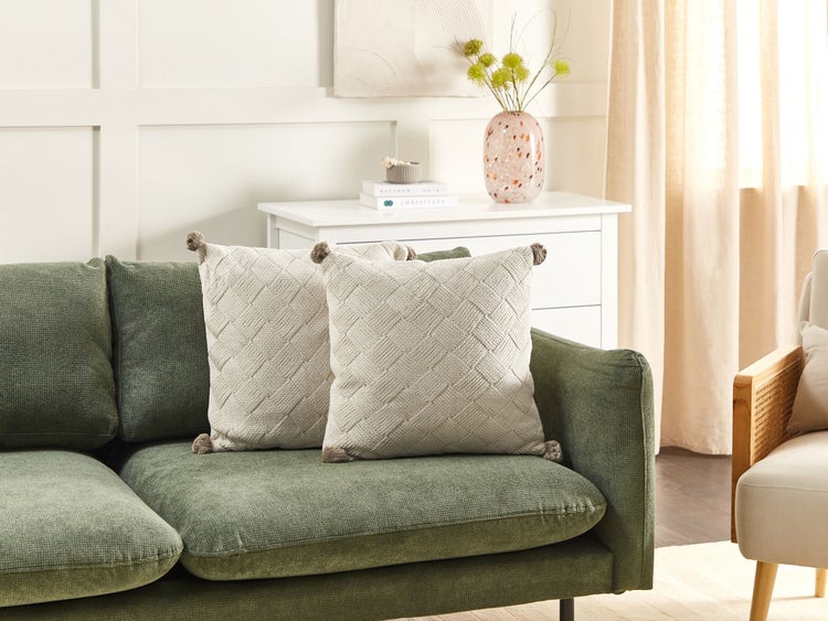 Zwei dekorative Strickkissen mit Pompons