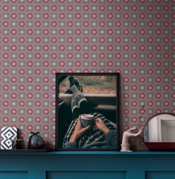 Tapetenrolle mit geometrischem Muster