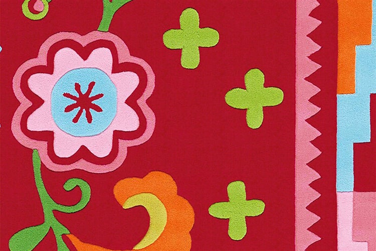 Teppich mit Blumenmuster und geometrischen Formen, Nahaufnahme der farbenfrohen Textilstruktur.