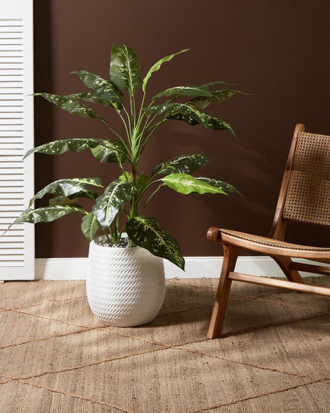 Pflanzgefäß mit geflochtener Optik