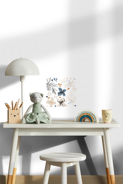 Kinderzimmer mit Schreibtisch, Stuhl, Lampe, Stofftier, Stiftehalter, Regenbogen Spielzeug und Wandbild