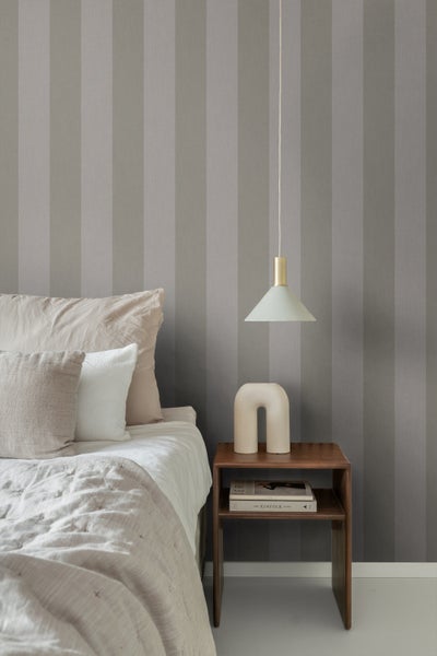 Schlafzimmer mit gestreifter Tapete, Nachttisch und Hängelampe