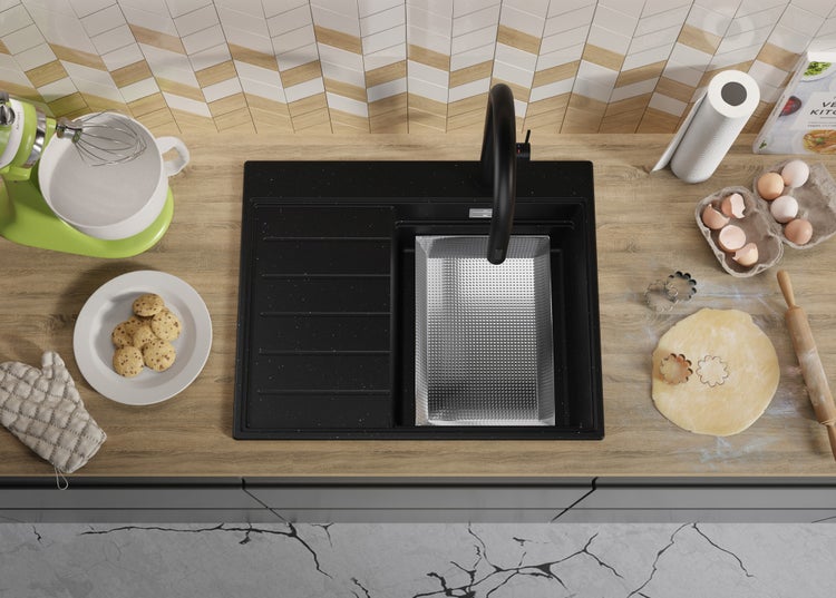 Küchenszene mit Spüle, Armatur, Backzutaten und Küchenmaschine von oben