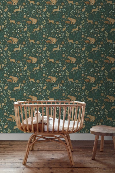 Tapete mit Waldtier-Motiv und Babywiege im Zimmer