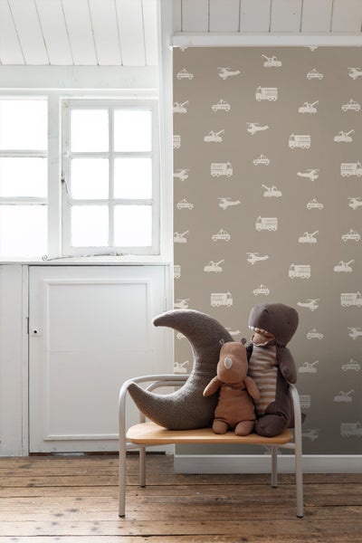 Geschmückter Weihnachtsbaum mit Kugeln, Schneeflocken und Schleifen