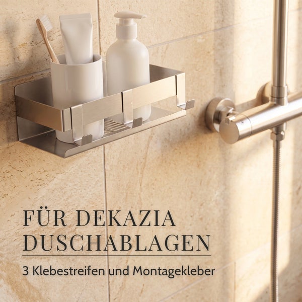 Wandmontiertes Duschregal aus Metall mit Badutensilien an einer gefliesten Duschwand.
