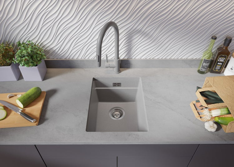 Küchenszene mit Spüle, Armatur und frischen Zutaten auf der Arbeitsfläche