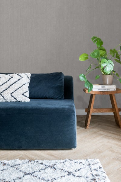 Wohnzimmer Szene mit Sofa, Kissen, Tisch und Pflanze