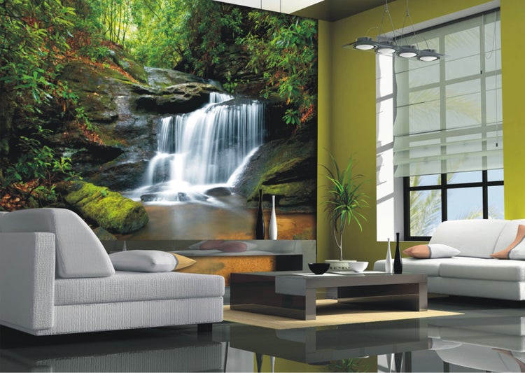 Wohnzimmer mit Fototapete eines Wasserfalls, Sofas und Couchtisch