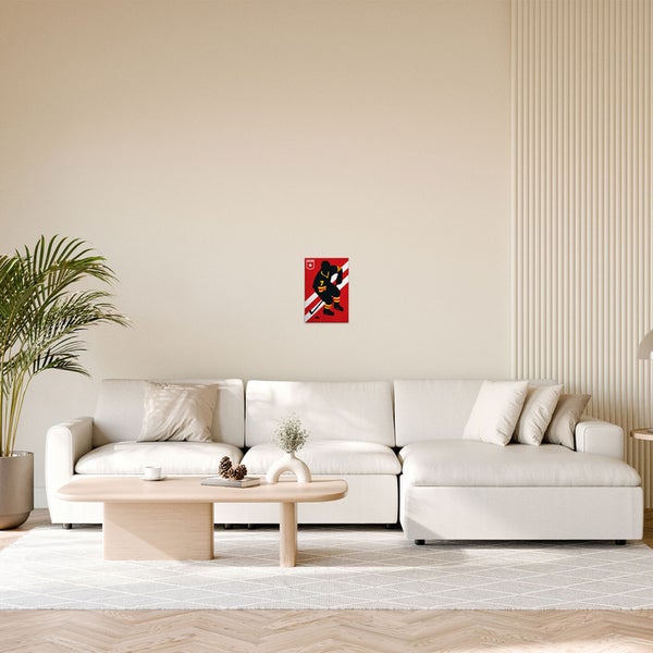 Wohnzimmer mit Sofa und einem an der Wand hängenden Poster mit Eishockeymotiv.