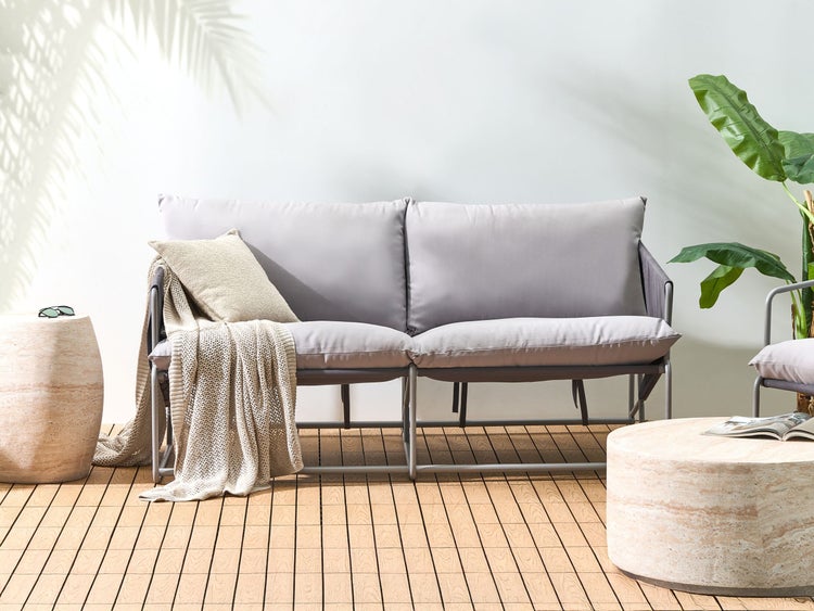 Szene mit einem grauen Zweisitzer-Gartensofa, einem Beistelltisch und einem Couchtisch