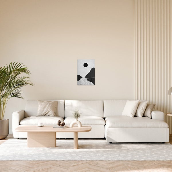 Wohnzimmer mit Sofa, Tisch und einem gerahmten Bild mit einer abstrakten Landschaftsdarstellung