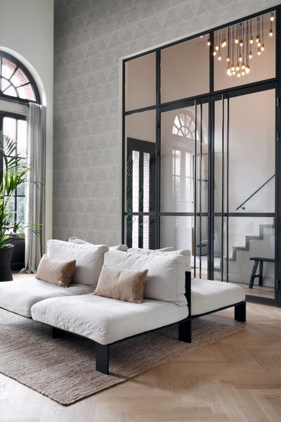 Wohnzimmer mit Sofa, Teppich, Tapete und Raumtrenner im Industrie Design