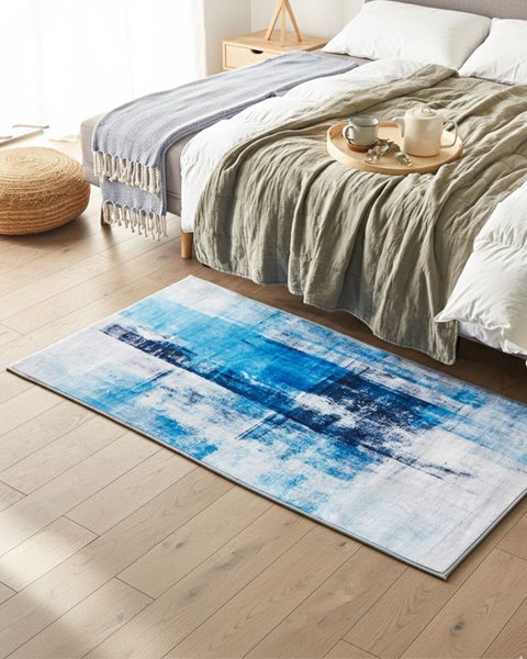 Detailansicht eines Teppichs mit abstraktem Muster und rutschfester Unterseite