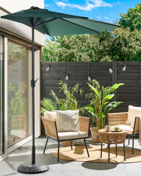 Nahaufnahme einer blühenden, roten Rhododendronblüte