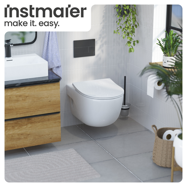 Modernes Badezimmer mit wandhängendem WC, Waschtisch und Holzelementen für ein helles, organisiertes Ambiente.