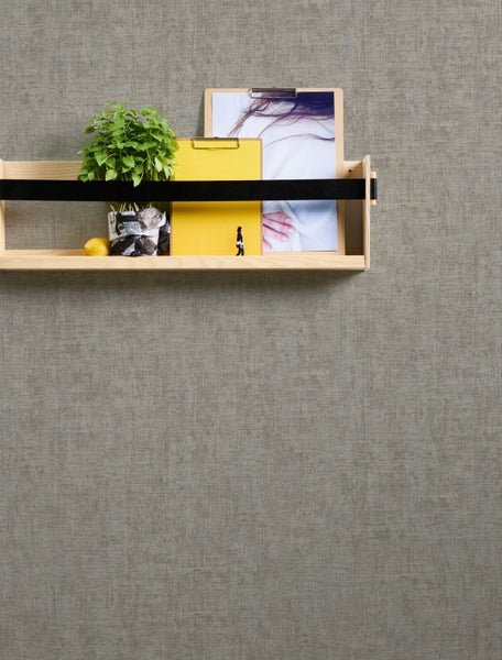 Wohnzimmer mit Textiltapete, Sofa, Stehlampe und Beistelltisch