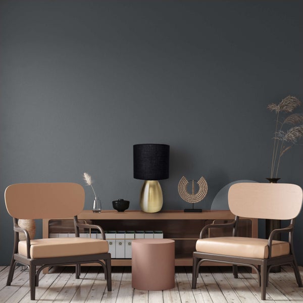 Interieur mit zwei Stühlen, Beistelltisch, Sideboard und Dekoration