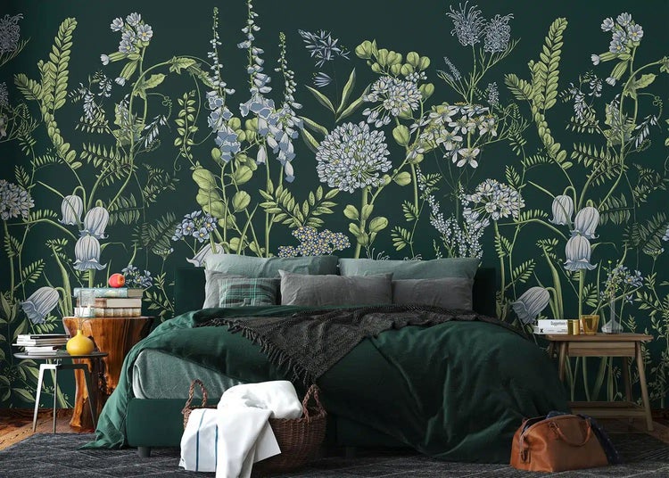 Vliesfototapete mit botanischem Blumenmuster in einem Schlafzimmer mit dunkelgrünem Bett, Kissen und dekorativen Accessoires.