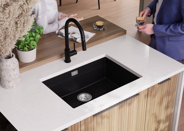 Küchenszene mit schwarzer Spüle und Armatur auf einer Arbeitsplatte