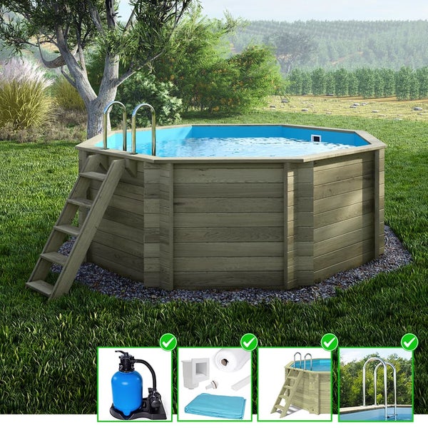 Achteckiger Holzpool mit Leiter und Zubehör im Garten