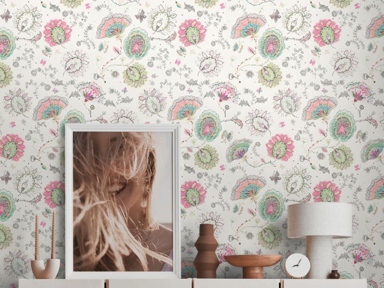 Tapetenrolle mit floralem Muster