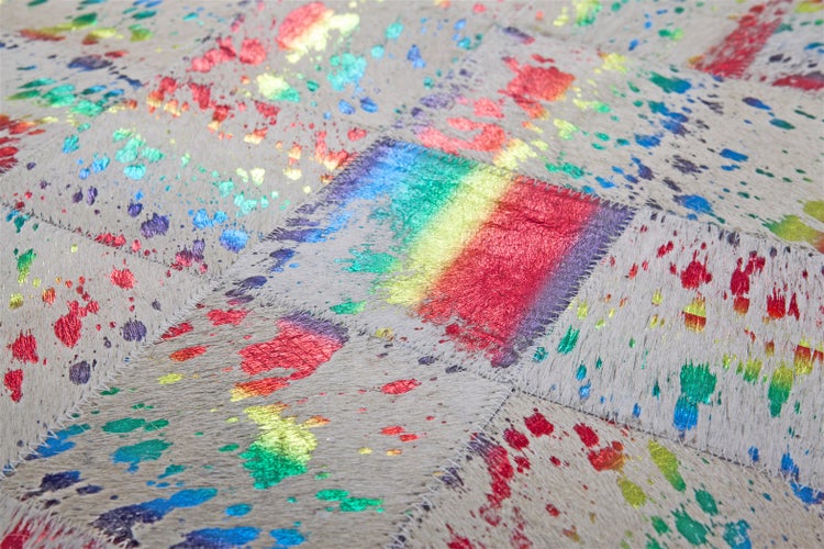 Patchwork-Teppich aus Kuhfell mit metallischen Farbspritzern in Regenbogenfarben, zusammengenäht.